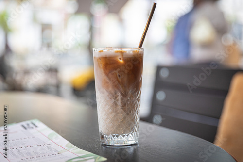 Moderne Food- und Interiorfotografie in einem stilvollen Lifestyle-Café mit gemütlichem Ambiente, Kaffeespezialitäten, Desserts und trendiger Gastronomieeinrichtung