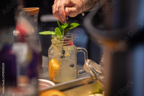 Moderne Food- und Interiorfotografie in einem stilvollen Lifestyle-Café mit gemütlichem Ambiente, Kaffeespezialitäten, Desserts und trendiger Gastronomieeinrichtung