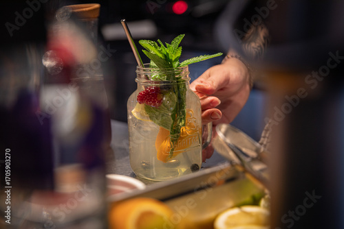 Moderne Food- und Interiorfotografie in einem stilvollen Lifestyle-Café mit gemütlichem Ambiente, Kaffeespezialitäten, Desserts und trendiger Gastronomieeinrichtung