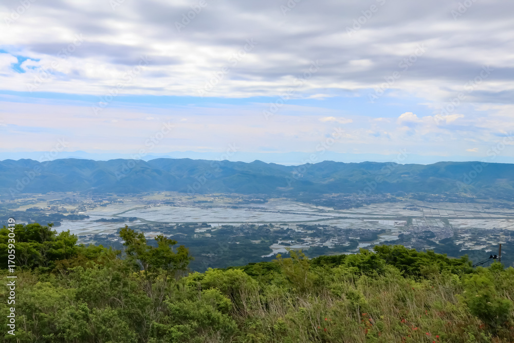 Fototapeta premium 春の佐渡島。白雲荘より国仲平野を見下ろす。
