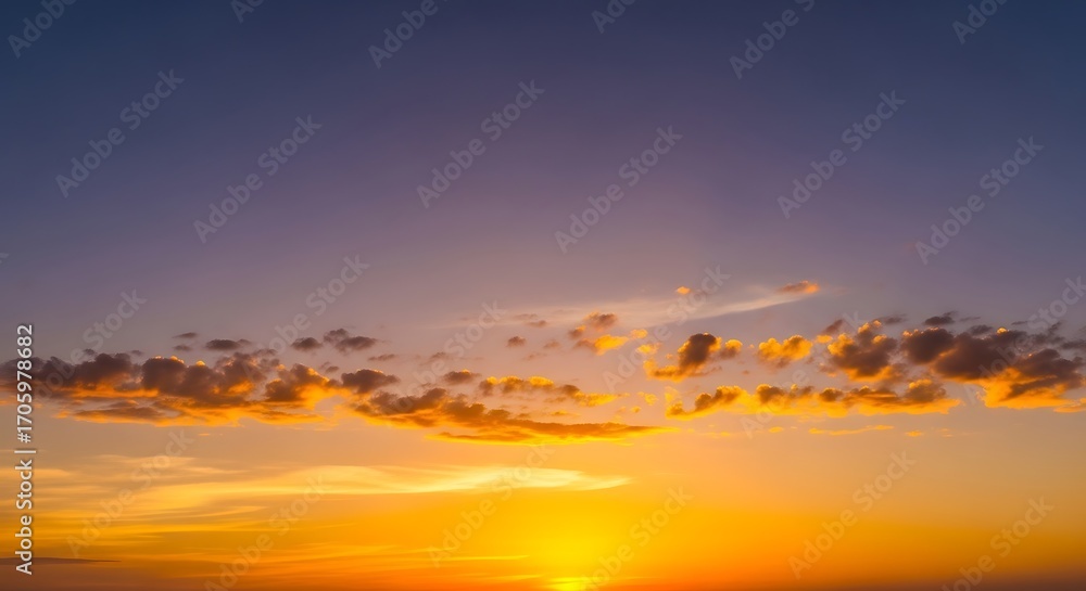 Obraz premium Vibrant Sunset Sky with Scattered Clouds.