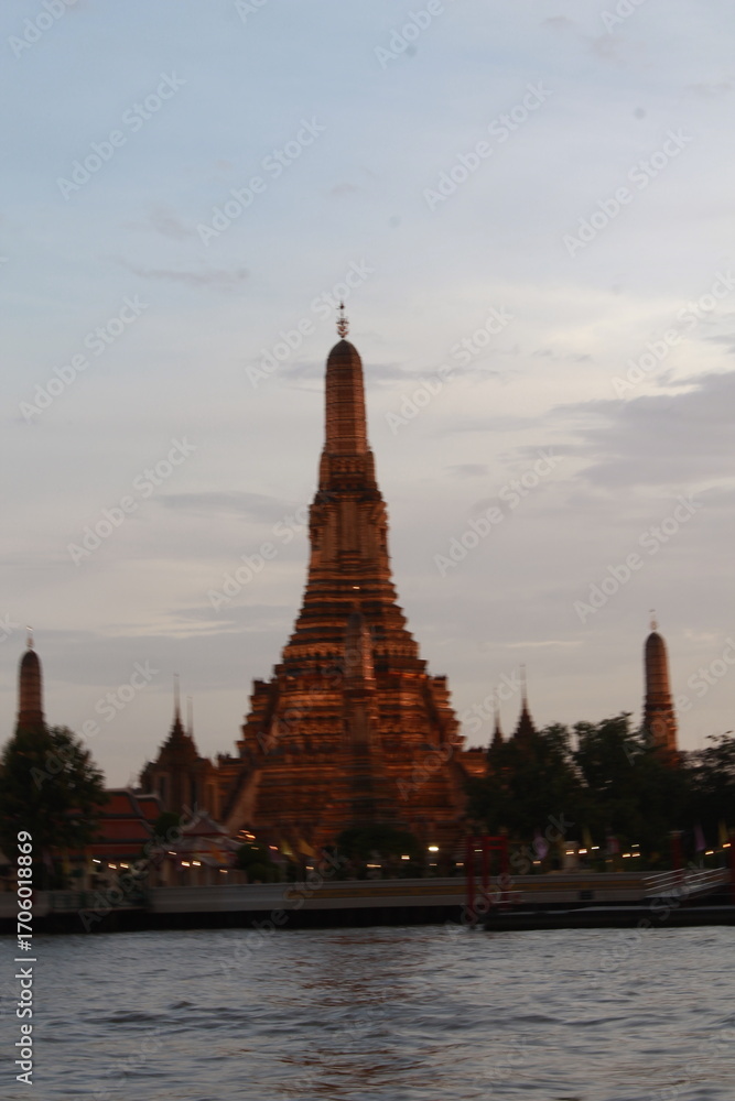 Fototapeta premium Bangkok, Thailand — City Skyline, Chao Phraya River & Temple Spires at Sunset 
