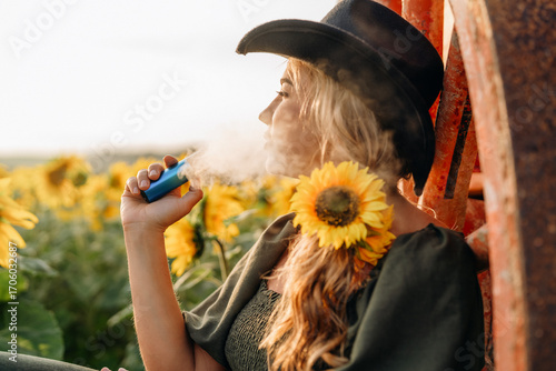 Foto Woman enjoying a relaxing moment in a sunflower field while vaping and wearing a