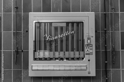 Zigarettenautomat black white, smoke