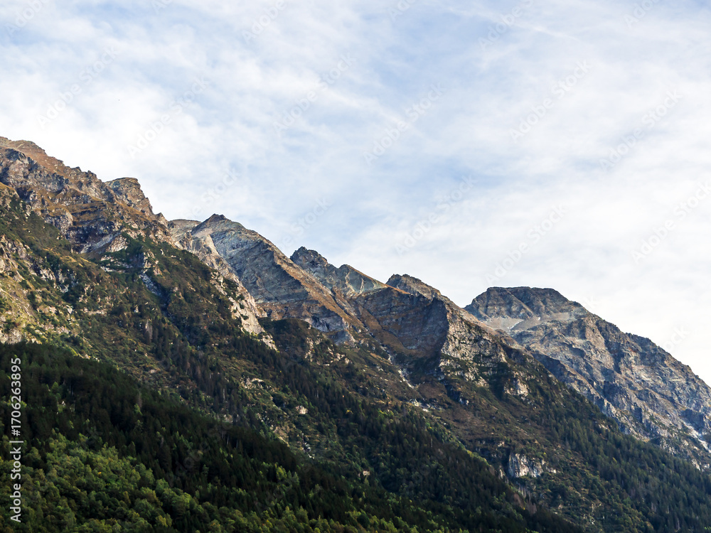 Fototapeta premium Majestic Mountain Range Under a Cloudy Sky