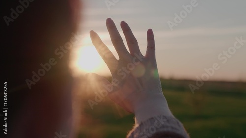 Tableau sur toile sun glare in the sky through your fingers, fantasize hand at a bright sunset, glare in the sky, a woman praying to the sun, travel on vacation, children's place, love to live, make a wish