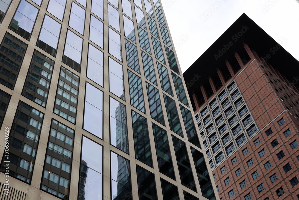 Obraz premium Fassadenspiegelung an modernen Bürogebäuden in Frankfurt am Main