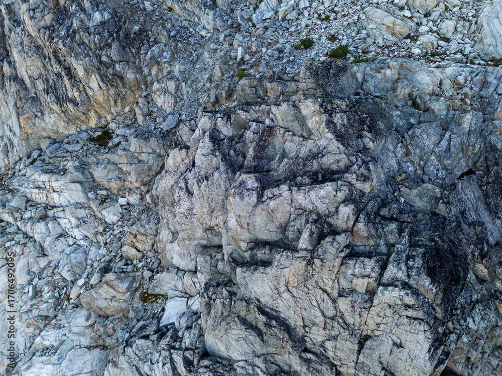 Naklejka premium Rough Rocky Terrain Highlighting Detailed Ridge Structure in BC, Canada