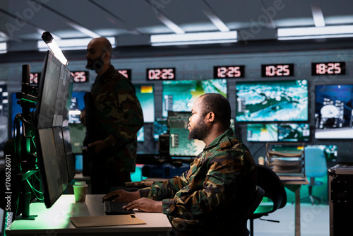 Tableau sur toile Agent in control center planning, analyzing and gathering information on enemy troops