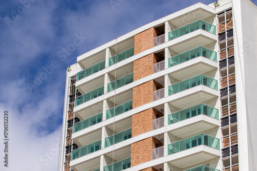 Prédio residencial moderno em fase de acabamento. 