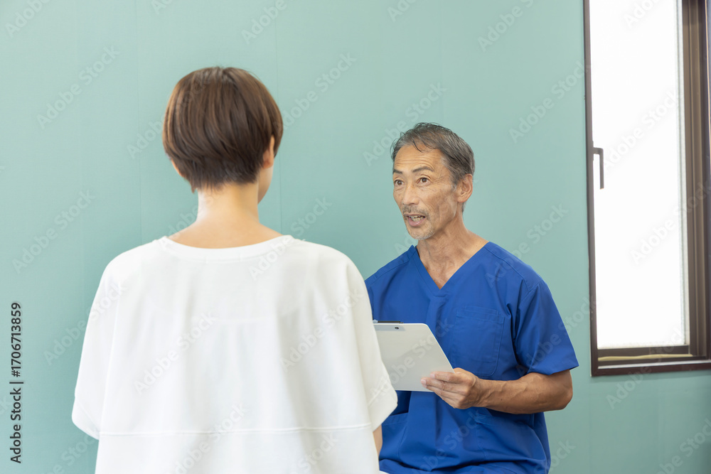 Obraz premium 整骨院の先生と患者