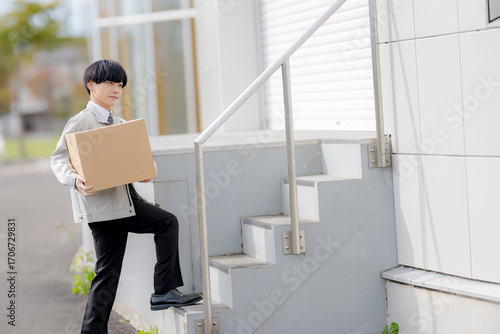 階段を上る作業員男性