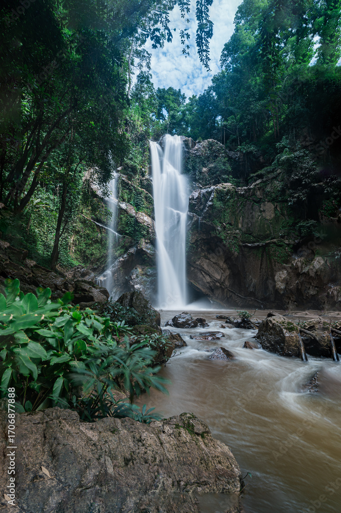 Obraz premium Majestic Waterfall in Chiang Mai Surrounded by Lush Greenery