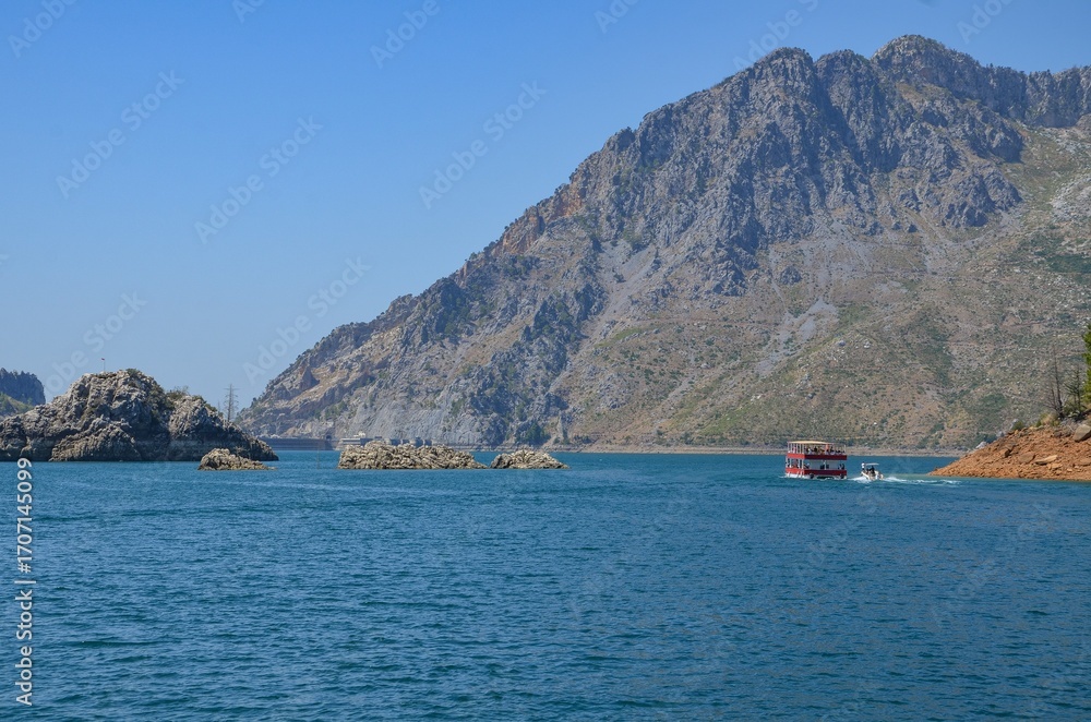 Obraz premium Türkiye, Side, August 22, 2025, tourist attraction green canyon, the ship is sailing in the green canyon