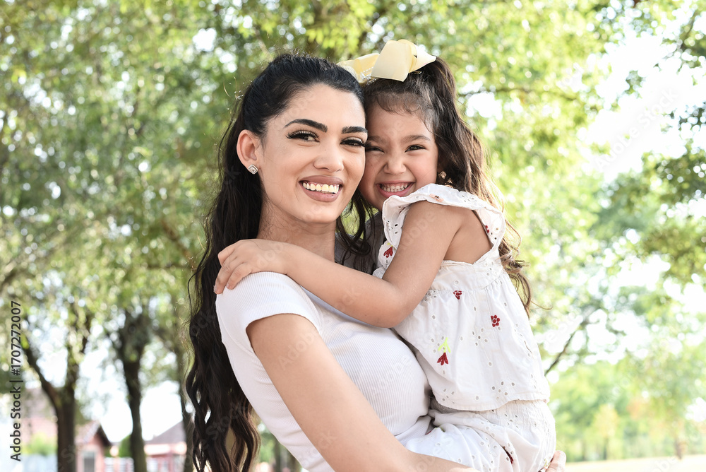 Naklejka premium Mom and daughter enjoy playing in the park