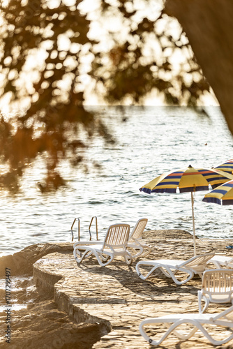 Liegestuhl und Schirm an der Küste in Kroatien