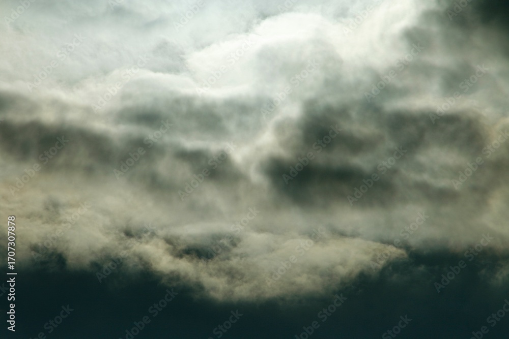 Obraz premium cloudy sky, autumn sky, sun among the clouds