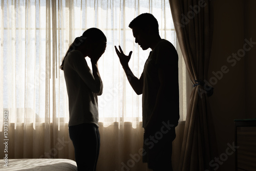 Foto unhappy crying frightened woman, aggressive man shouting at home