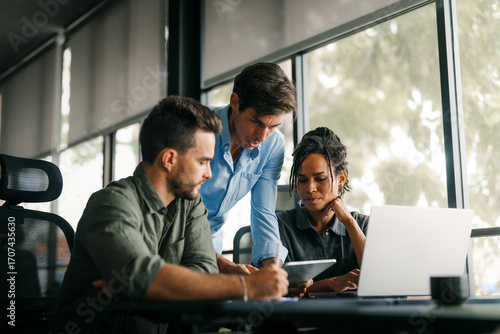 Foto A diverse, talented team collaborates effectively in a bright office space durin