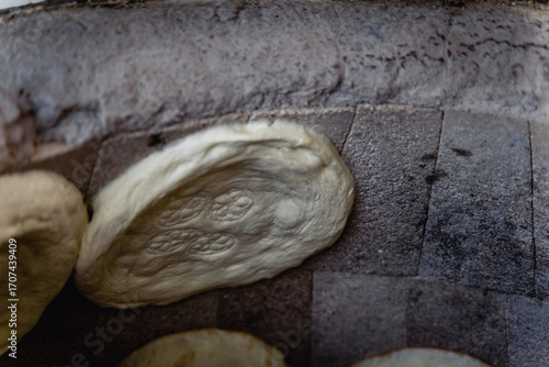 Papier peint Uzbek flatbread whist on hay of tandoor and get ready