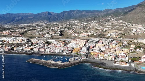 survol de la ville de Candelaria sur l'île de Tenerife, canaries