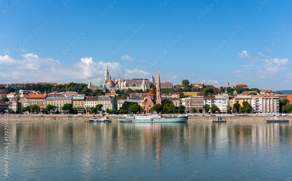 Obraz premium Panorama of Budapest with Matthias Church The Church of the Assumption of the Buda Castle and Danube River