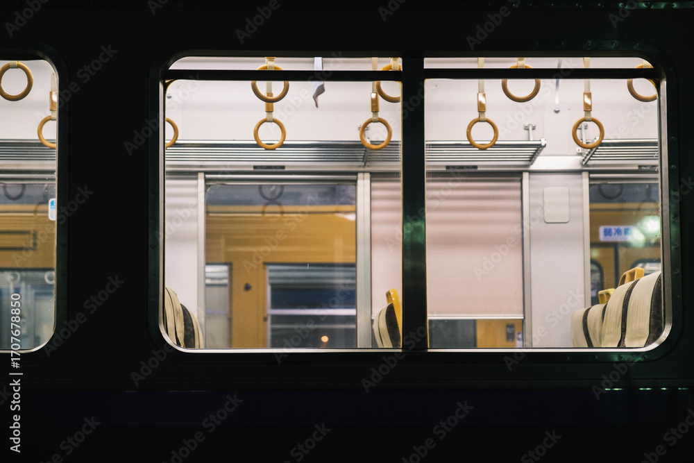 Obraz premium 宇野エリア、夜の街を彩るレトロな電車、岡山、日本