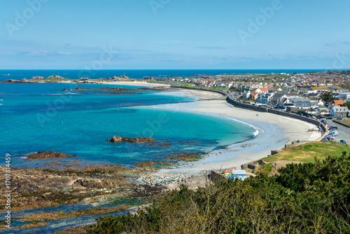Foto Aerial view of a sandy beach in Guernsey, Channel Islands landscape