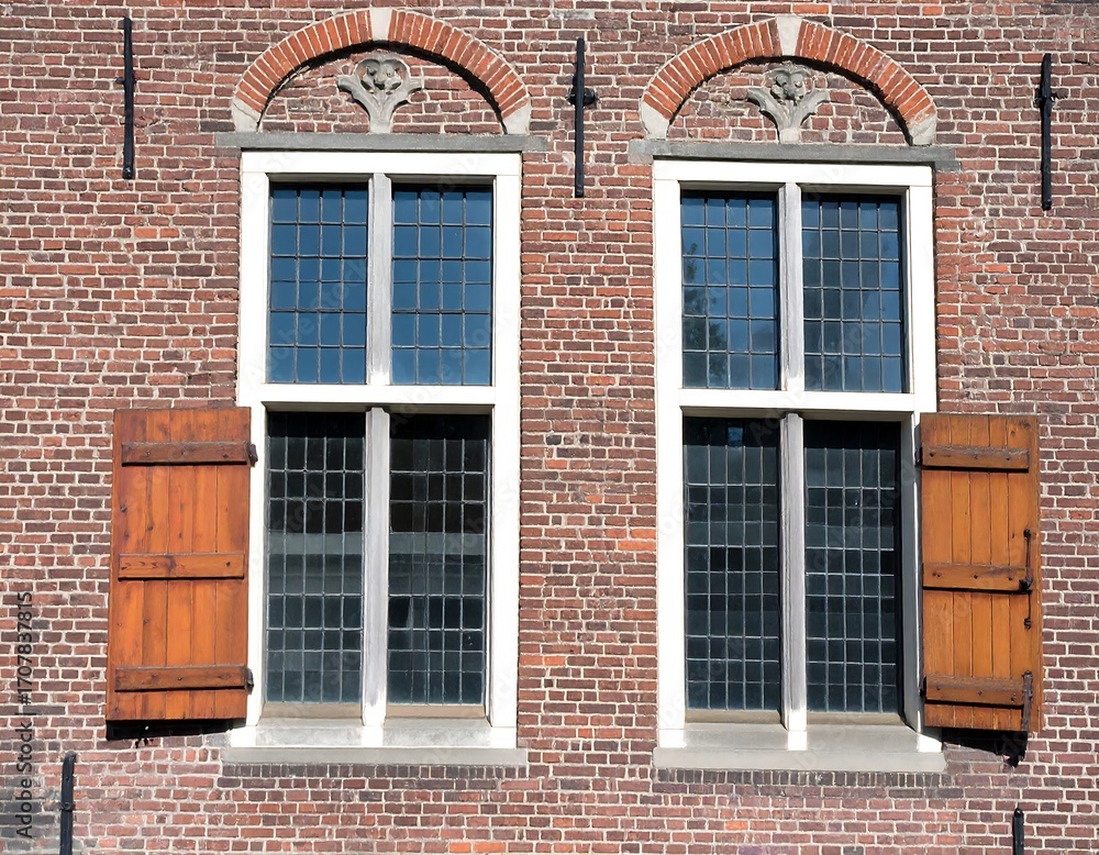 Obraz premium Two arched windows on a brick building