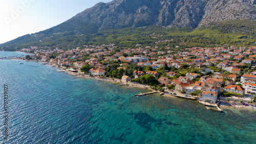 Fototapeta Naklejka Na Ścianę i Meble -  A beautiful beach town with a lot of houses and a body of water