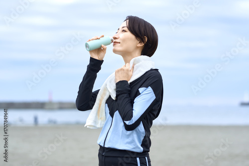 水を飲む女性　ジョギング　ウォーキング
ランニング