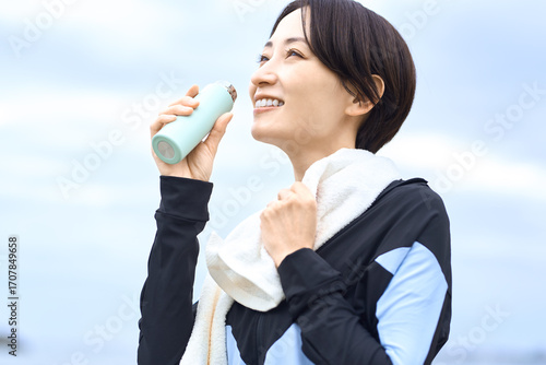 Fotografie 水を飲む女性　ジョギング　ウォーキング