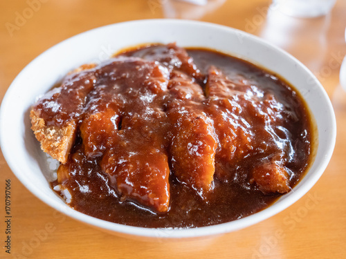 ご飯とトンカツの上にデミグラスソースがかかっている岡山の名物料理