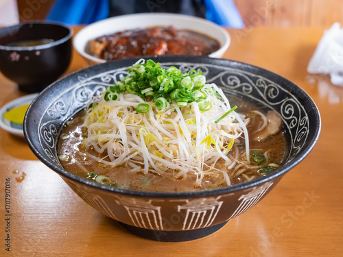 ネギともやしたっぷりのとんこつ醤油ラーメン。