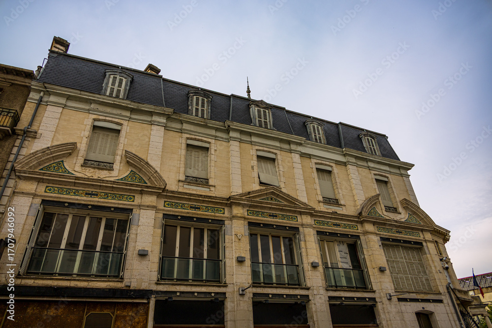 Fototapeta premium Dans les rues de Pau dans les Pyrénées-Atlantiques en France