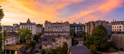 Konstfotografi Panorama de Pau dans les Pyrénées-Atlantiques en France au coucher du soleil