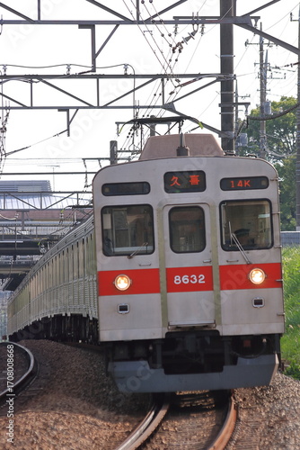 東急田園都市線を轟音を立てて走行する東急8500系電車_2010/10/7撮影
