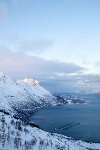 Punto panoramico nell'Artico a nord della Norvegia. Belvedere a Sørstraumen, isole di Spildra e Skorpa. Fiordo Kvaenangen.