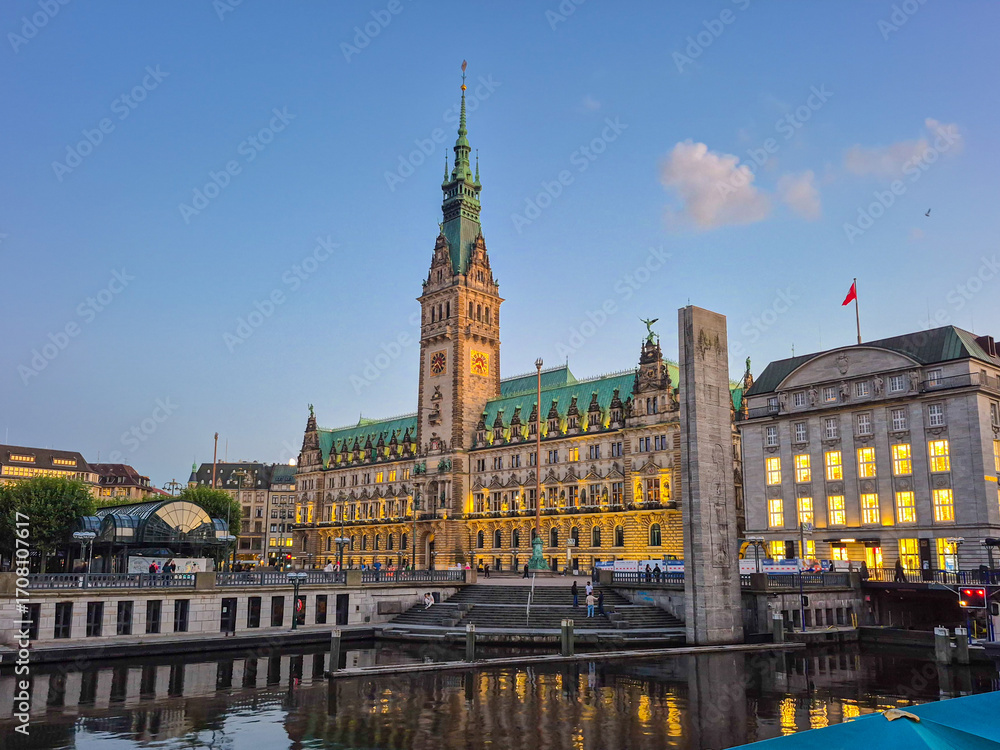 Fototapeta premium 02.09.2025 Hamburg, Germany. the center of Hamburg at night in Germany, a rathaus and a square in the old town