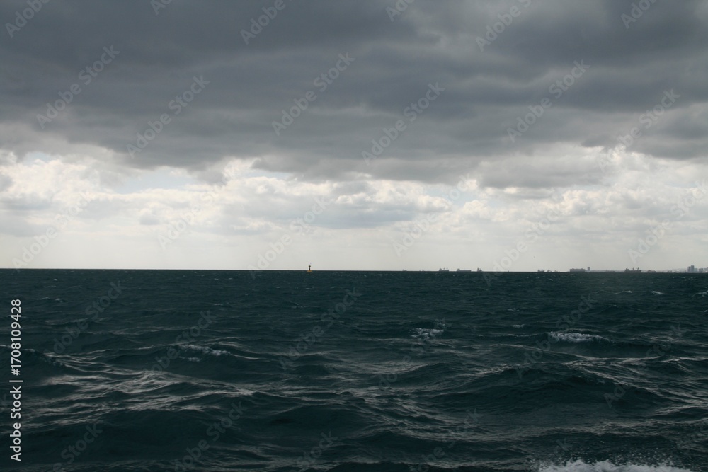 Obraz premium Cloudy Sky and Dark Sea