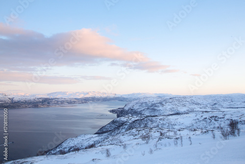 Punto panoramico nell'Artico a nord della Norvegia. Belvedere a Sørstraumen, isole di Spildra e Skorpa. Fiordo Kvaenangen.