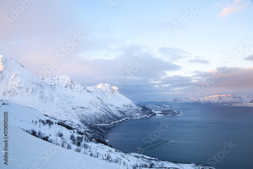 Allevamenti di salmoni a nord della Norvegia, a Sørstraumen. Fiordo Kvaenangen.