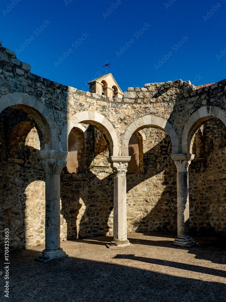 Fototapeta premium Ruine und historische Säulen n der Johannes Evangelist Kirche in Rab
