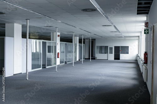 Photos Spacious, vacant office with glass partitions, ideal for commercial real estate, architecture, and business concepts