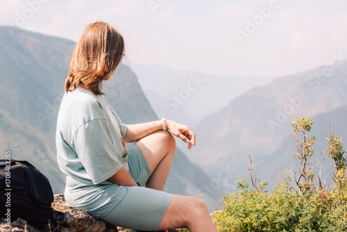 Young woman in sportswear s...