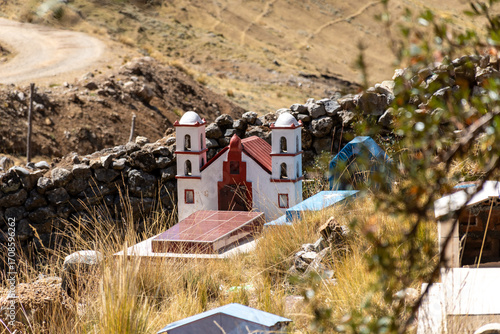 Pequeña réplica de iglesia en cementerio andino antiguo en los andes de huancavelica perú - Small Church Replica in an Old Andean Cemetery in Huancavelica, Peru