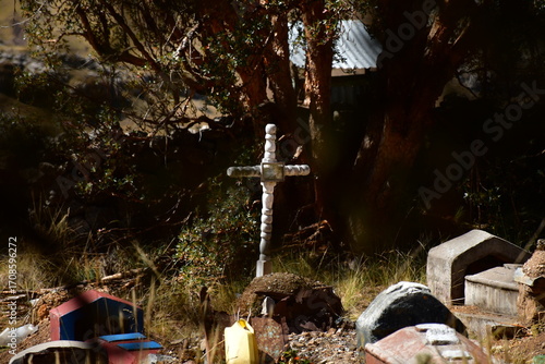 Cruz de madera sobre tumba en antiguo cementerio - Wooden Cross on a Grave in an Old Cemetery