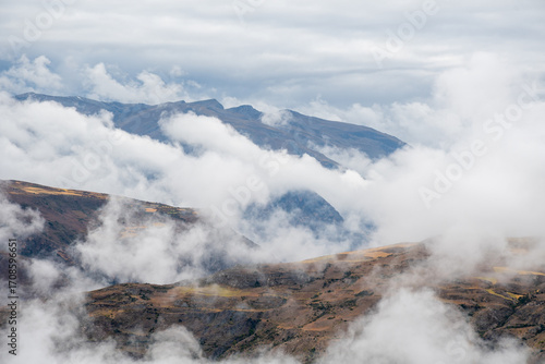Cerros andinos envueltos en neblina en la mañana - Andean Hills Shrouded in Morning Mist
