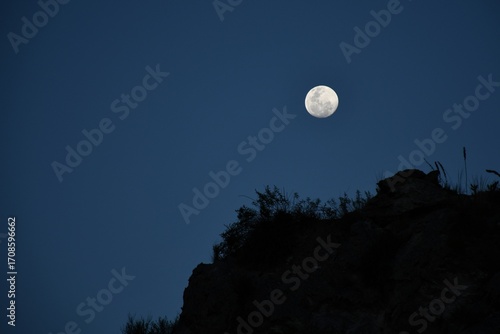 Luna en la noche andina - Moon over the Andean Night Sky