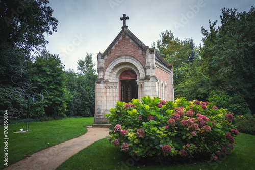Tableau sur toile Chapelle du jardin de la maison Caillebotte
